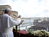 Pape mává davu na Svatopetrském námstí.