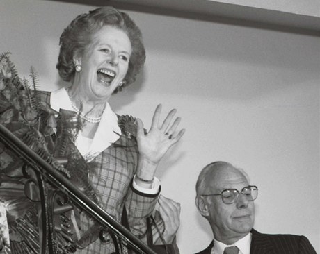Margaret Thatcherová mává v roce 1987 ze schod v ústedí Konzervativní strany v Londýn.