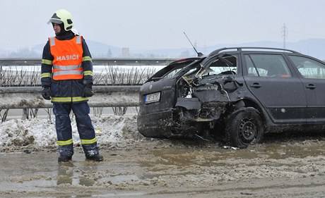 Nedaleko Hranic na Perovsku dolo k hromadné dopravní nehhod.