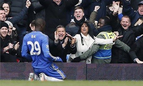 Fotbalista Chelsea Dembe Ba se raduje s fanouky