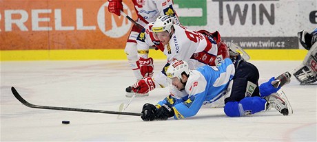 Hokejista Slavie Tomá Hertl (nahoe) a Jan Ková z Plzn