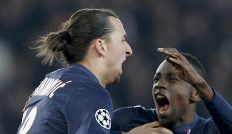 Radost fotbalist Paris St. Germain Zlatana Ibrahimovie (vlevo) Blaise Matuidiho