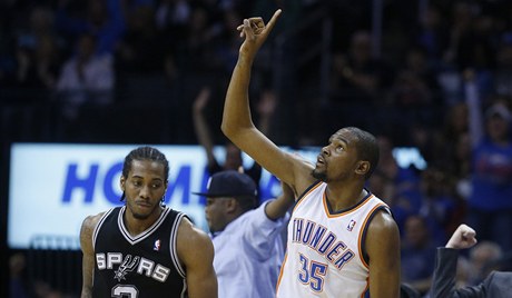 Basketbalista Oklahomy City Thunder Kevin Durant (vpravo) a Kawhi Leonard ze San Antonia Spurs