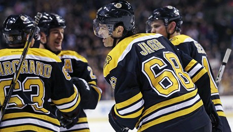 eský hokejista Bostonu Bruins Jaromír Jágr (vpravo)