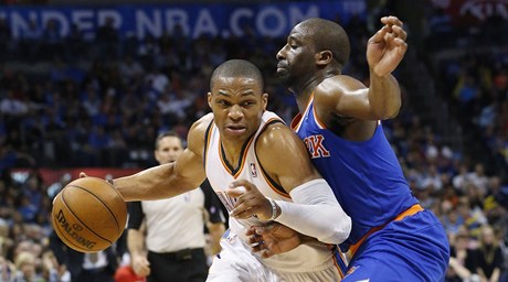 Basketbalista New Yorku Knicks Raymond Felton (vpravo) a  Russell Westbrook z Oklahomy City Thunder 