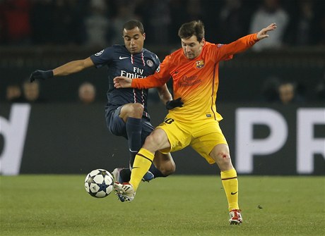 Fotbalista Barcelony Lionel Messi (vpravo) a Thiago Silva z Paris St. Germain