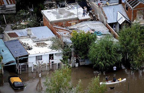 Obyvatelé msta La Plata se ped záplavami uchýlili na stechy svých dom.