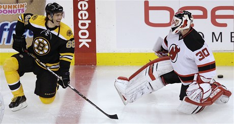 Jaromír Jágr v dresu Bostonu Bruins si povídá s Martine Brodeurem.