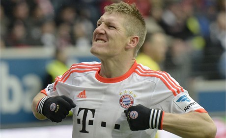 Bayern Mnichov slaví titul. Schweinsteiger.