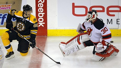 Jaromír Jágr se ped zápasem v Bostonu baví s brankáem New Jersey Devils Martinem Brodeurem.