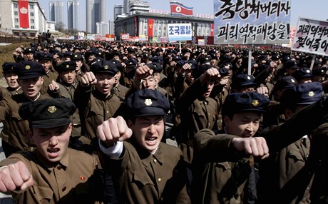 Tisíce Korejc se seli na námstí v Pchjongjangu.