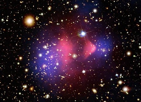Po sráce kup galaxií se horký plyn promíchal (zobrazeno rov). V modrých oblastech pevládá temná hmota, která se projevuje jen gravitaními úinky.