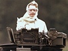 Margaret Thatcherová stojí na tanku pi návtve britské armády ve Fallingbostelu v roce 1986.