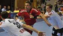 ČR - Německo. Filip Jícha mezi německými hráči Dominikem Kleinem (vlevo) a Svenem-Sörenem Christophersenem | na serveru Lidovky.cz | aktuální zprávy