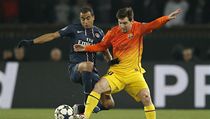 Fotbalista Barcelony Lionel Messi (vpravo) a Thiago Silva z Paris St. Germain | na serveru Lidovky.cz | aktuální zprávy