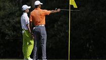 Čtrnáctiletý čínský golfista Kuan Tchien-lang a Američan Tiger Woods | na serveru Lidovky.cz | aktuální zprávy