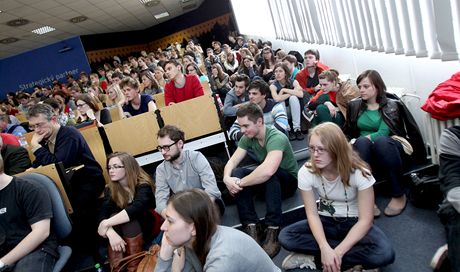 O debatu na Masarykov univerzit byl velký zájem, studenti sedli i na zemi.