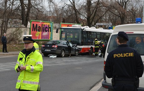 Policisté a hasii u nehody.