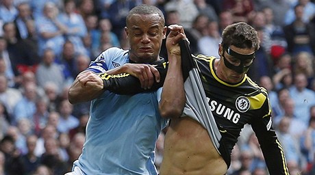 Fotbalista Chelsea Fernando Torres (vpravo) a Vincent Kompany z Manchesteru City