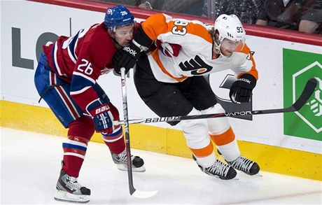 eský hokejista Philadelphie Flyers Jakub Voráek (vpravo) a Josh Gorges z Montrealu Canadians