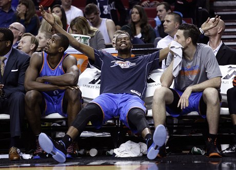 Slavící basketbalista Oklahomy City Thunder Kevin Durant (uprosted). Vlevo je spoluhrá Serge Ibaka a vpravo Nick Collison