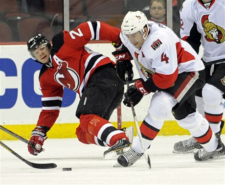 eský hokejista New Jersey Devils Patrik Eliá (vlevo) a Chris Phillips z Ottawy Senators
