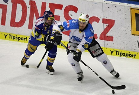 Hokejista Plzn Nicolas St. Pierre (vpravo) a Petr Leka ze Zlína