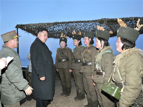 Kim ong-un se svými vojakami