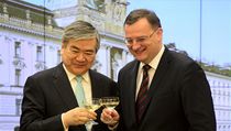 Český premiér Petr Nečas (vpravo) a předseda představenstva Korean Air Jang Ho-čo (vlevo) si přípíjejí 10. dubna v Praze po podpisu smlouvy o prodeji 44procentního podílu ČSA korejskému dopravci Korean Air. | na serveru Lidovky.cz | aktuální zprávy