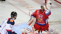 Česká republika - Slovensko. Český brankář Jakub Kovář chytá střelu Ivana Švárneho ze slovenského týmu | na serveru Lidovky.cz | aktuální zprávy