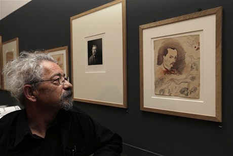 Jean-Paul Avice si prohlíí neznámý autoportrét Charlese Baudelaira