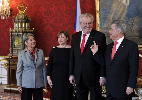 Milo Zeman a jeho manelka Ivana a dvoudenní návtv Rakouska. Ve vídeském Hofburgu je uvítal rakouský prezident Heinz Fischer s manelkou Margit. 
