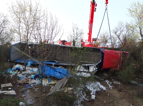 V eském Tín havaroval kamion, který jel bez idie.