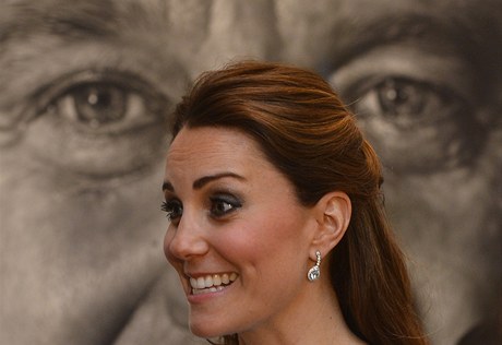 Vévodkyn Kate navtívila Národní galerii v Londýn. Zúastnila se slavnostní recepce charity The Art Room, která nabízí terapii dtem s emoními problémy a problémy s chováním. 