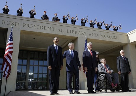 V texaském Dallasu bylo oteveno Prezidentské stedisko George Bushe mladího. Jde o knihovnu, muzeum a politický institut nkdejí republikánské hlavy státu v jednom. 