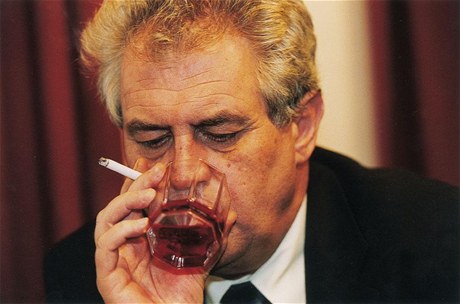 Milo Zeman se sklenkou alkoholu