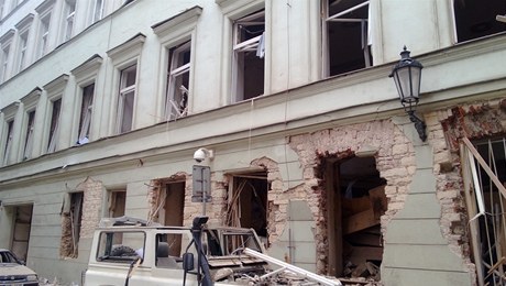 Poniená budova po silném výbuchu v Divadelní ulici.