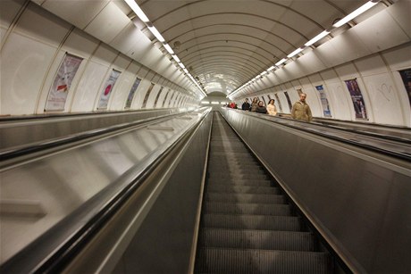 Dopravní výka druhého nejdelího eskalátoru praského metra je 38,5 metru.