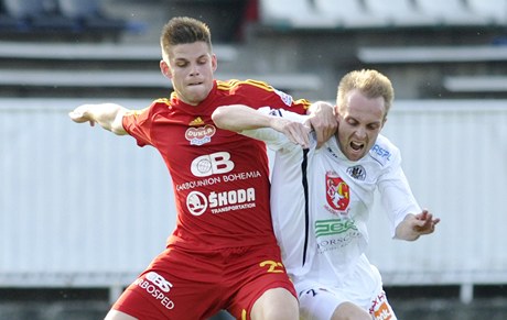 Hradec Králové - Dukla Praha. Ondej Vrzal (vlevo) z Dukly Praha a Vojtch tpán z Hradce Králové