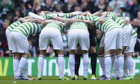 Fotbalisté skotského Celticu Glasgow slaví titul