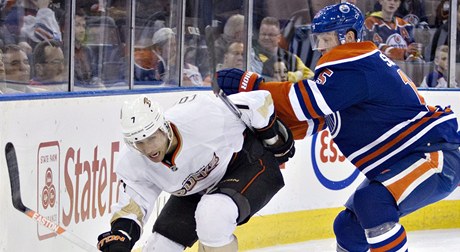 eský hokejista Edmontonu Oilers Ladislav míd (vpravo) a Andrew Cogliano z Anaheimu Ducks