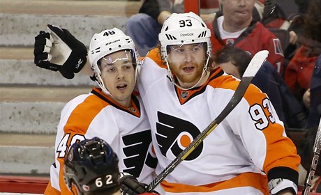 eský hokejista Philadelphie Flyers Jakub Voráek (vpravo) a jeho spoluhrá Danny Briere