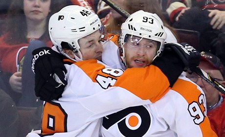 eský hokejista Philadelphie Flyers Jakub Voráek (vpravo) a jeho spoluhrá Danny Briere