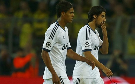 Smutní fotbalisté Realu Madrid Sami Khedira (vpravo) a Raphaël Varane 
