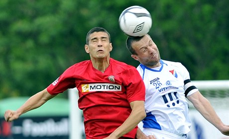 Zbrojovka Brno - Baník Ostrava. Obránce Baníku Benjamin Vomáka (vpravo) a útoník Zbrojovky Miroslav Markovi