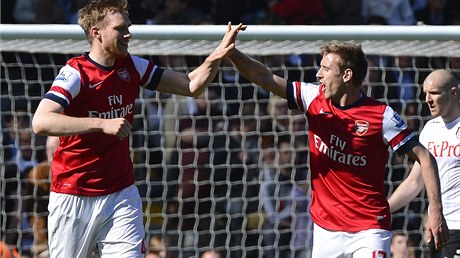 Mertesacker a Monreal z Arsenali slaví gól do sít Fulhamu.