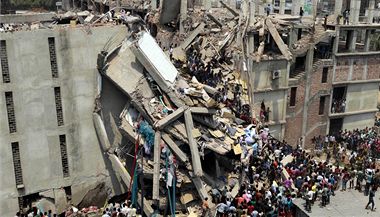 V Bangladi se ztila osmipodlan budova. V troskch zemely stovky lid.