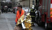 Hasič odvádí jednu ze zraněných žen | na serveru Lidovky.cz | aktuální zprávy