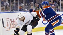 Český hokejista Edmontonu Oilers Ladislav Šmíd (vpravo) a Andrew Cogliano z Anaheimu Ducks | na serveru Lidovky.cz | aktuální zprávy