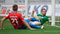 Baumit Jablonec - Viktoria Plzeň. Autor druhého gólu Václav Procházka z Plzně (vlevo) a Tomáš Čížek (vpravo) z Jablonce | na serveru Lidovky.cz | aktuální zprávy